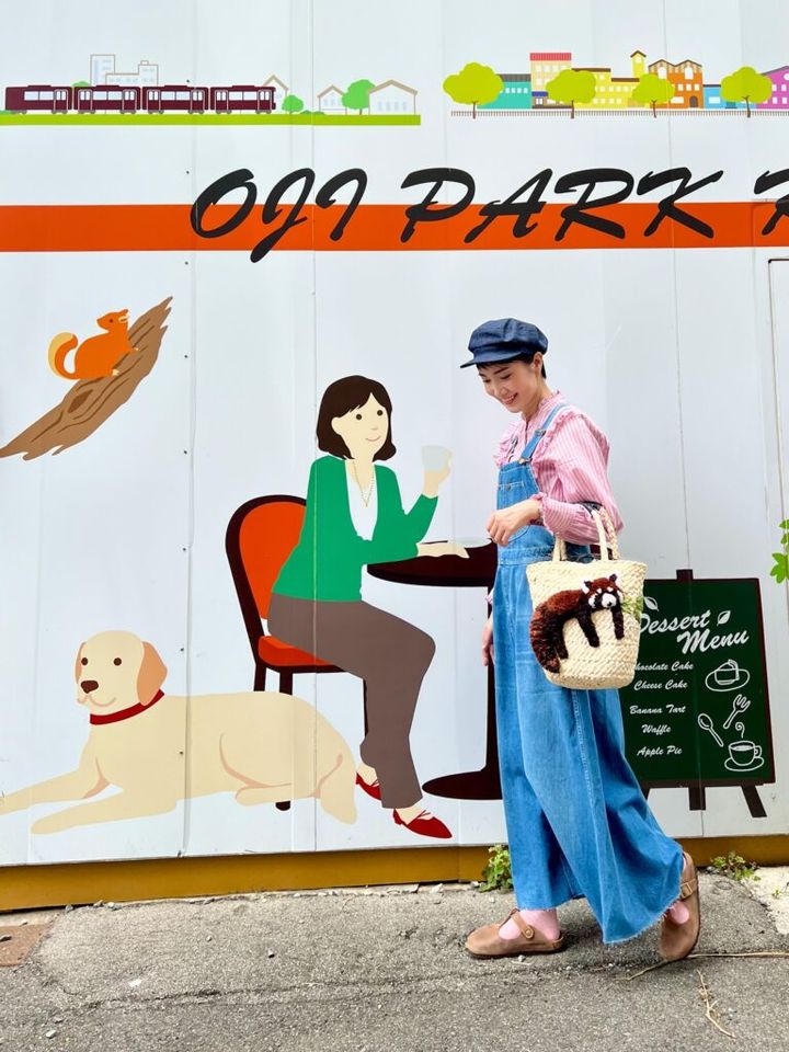 キャスケット：BLUE BLUE、ブラウス：IENA、サロペットスカート：Lee、かごバッグ：ear PAPILLONNER、シューズ：BIRKENSTOCK