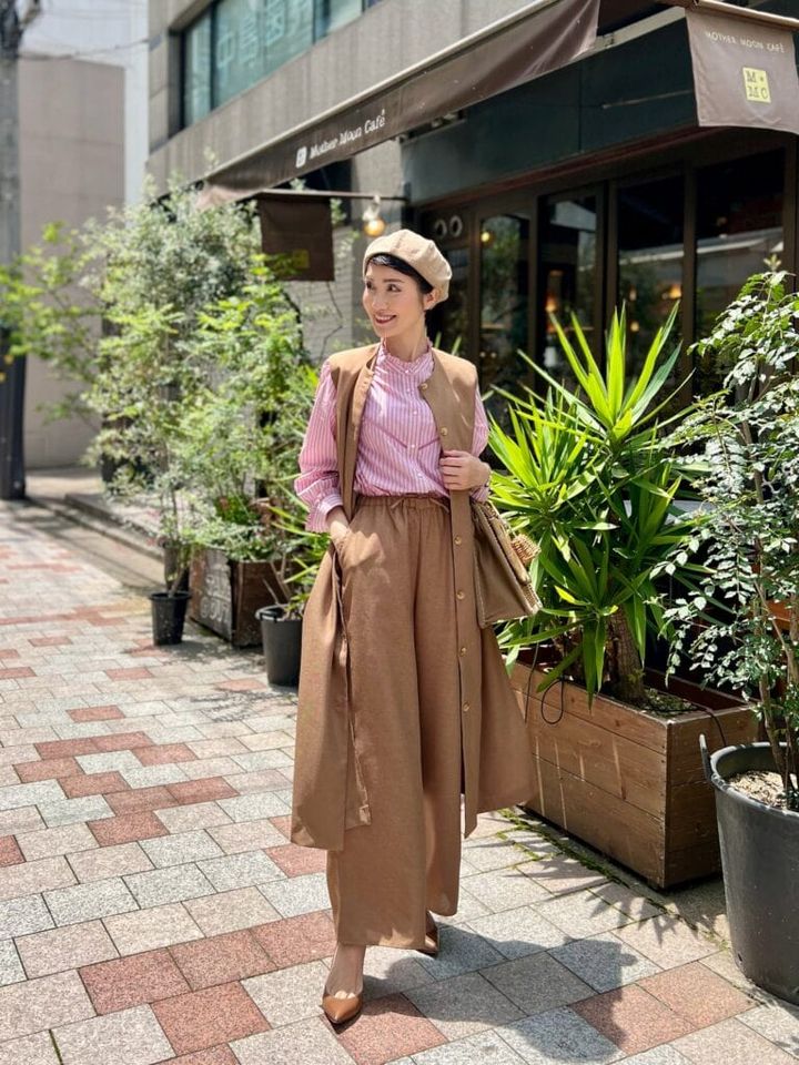 ベレー帽：CA4LA、ブラウス：③と同じ、ロングジレ・パンツ：SHIPS、かごバッグ：eb.a.gos、パンプス：GALLARDAGALANTE