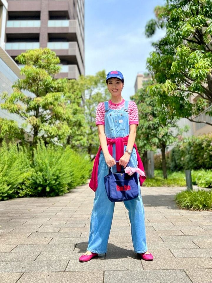 キャップ：J.PRESS、ボーダーT・バンダナ：BEAMS BOY、カーディガン：IENA、オーバーオール ：BIG MAC、ミニトート：BLUE BLUE、バレエシューズ：REMME