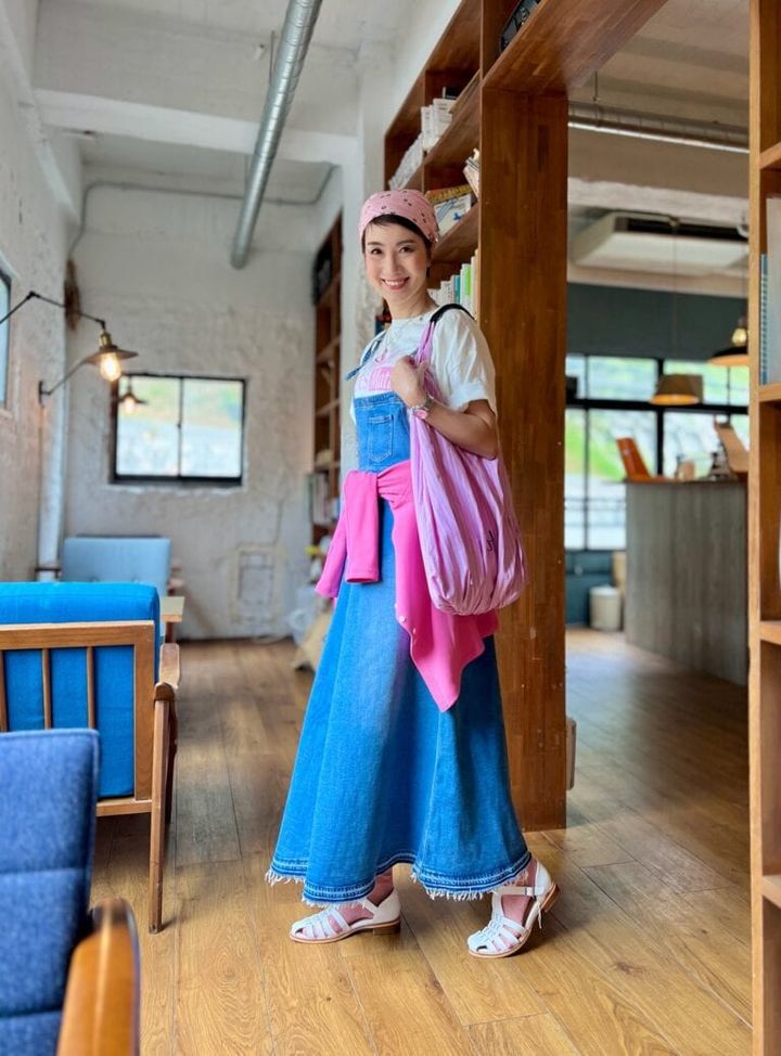 バンダナ：BEAMS BOY、サロペットスカート：Shinzone、カーディガン・ロゴT・バッグ・グルカサンダル：SHIPS