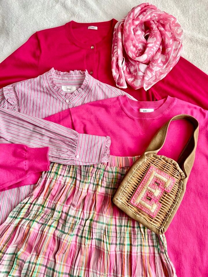 クローゼットの中の、いろんな彩度のピンクアイテムたち。