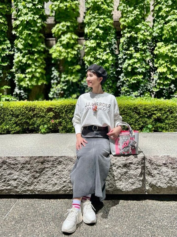 ベレー帽：BEAMS BOY、スウェット・ロンT・ベルト：SHIPS、トートバッグ：TRION、スニーカー：PUMA