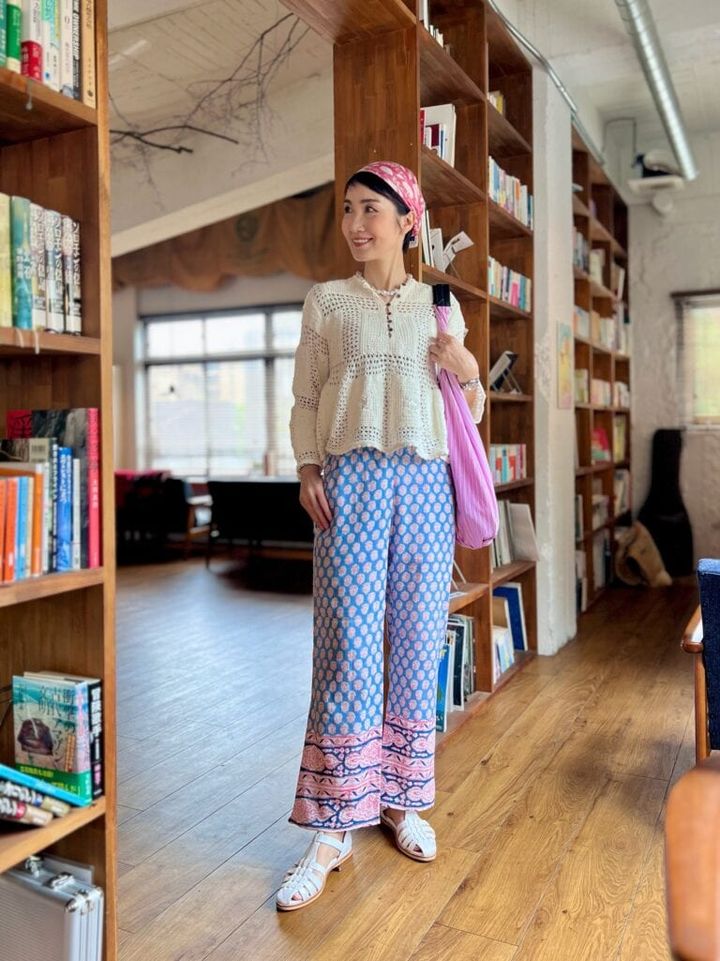 スカーフ・ニットトップス・バッグ・グルカサンダル：SHIPS、ネックレス：素敵なあの人（付録）、パンツ：VIOLETTE ROOM