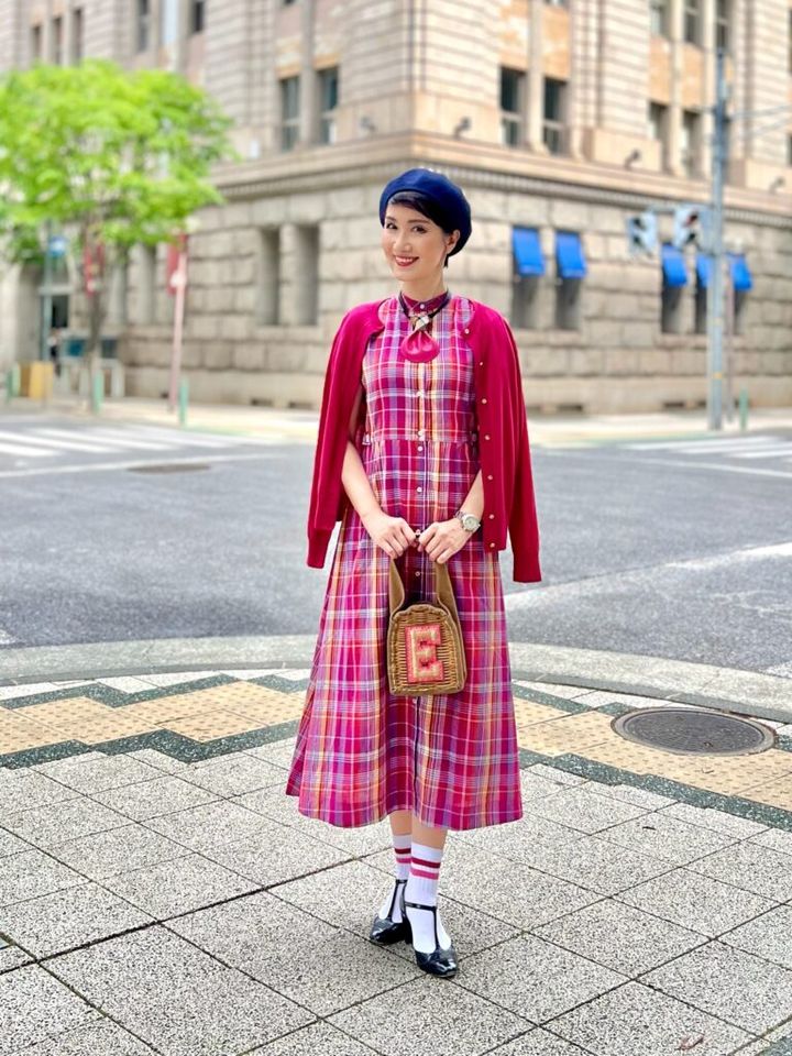 ベレー帽：BEAMS BOY、カーディガン：④と同じ、ワンピース：SHIPS、かごバッグ：⑤と同じ、Tストラップシューズ：haco