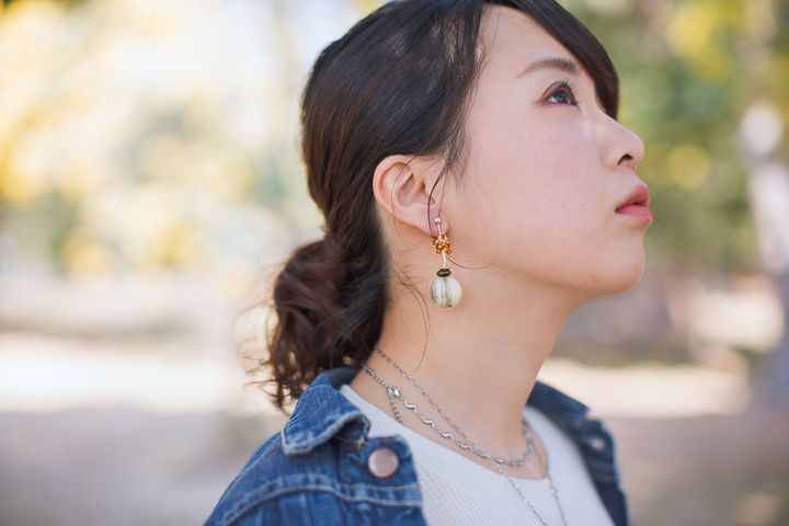 パーカーにネックレスはダサい！？