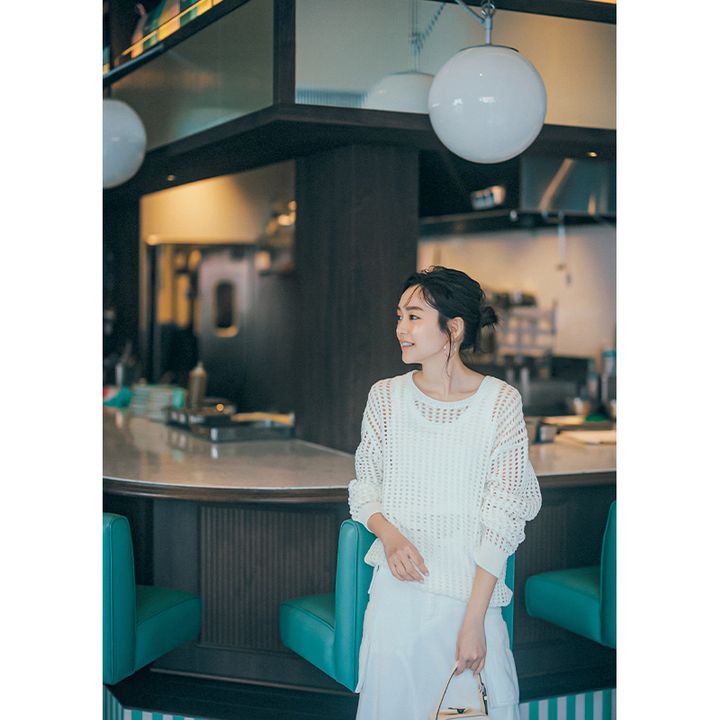 白のタックトップにクロシェニットを重ねて白スカートを穿いた桐谷美玲さん