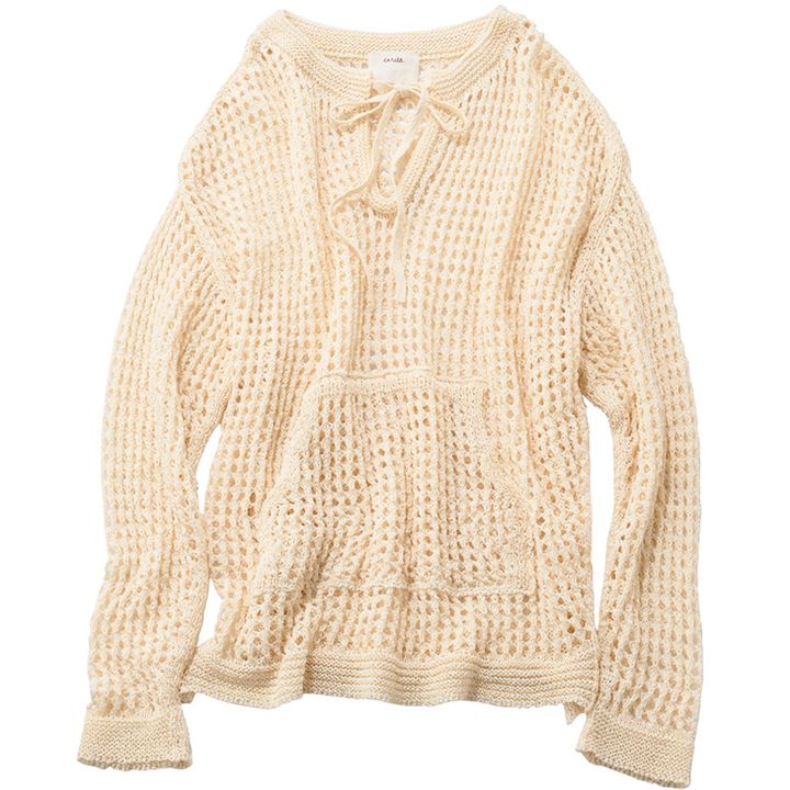 エンリカの胸元にリボンがついたクロシェニット