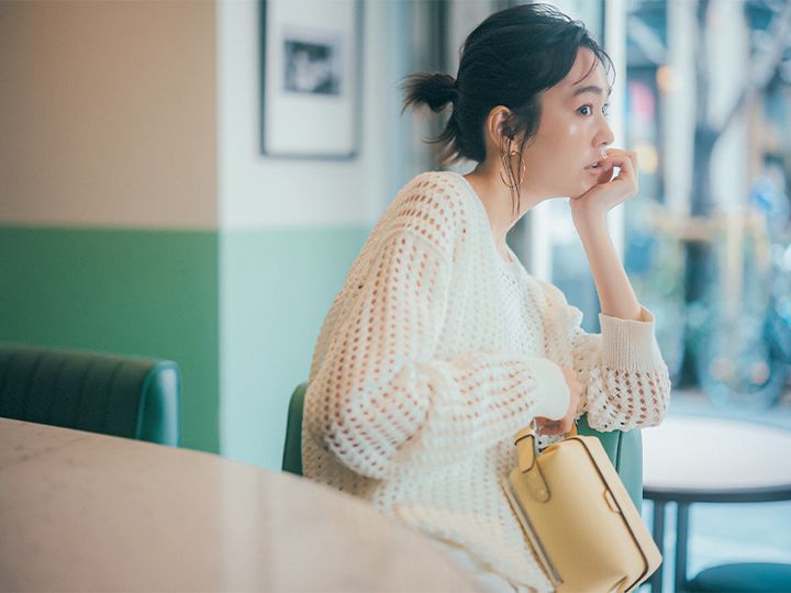 ギャルリーヴィの白のクロシェニットを着てまとめ髪にフープピアスをつけた桐谷美玲さん