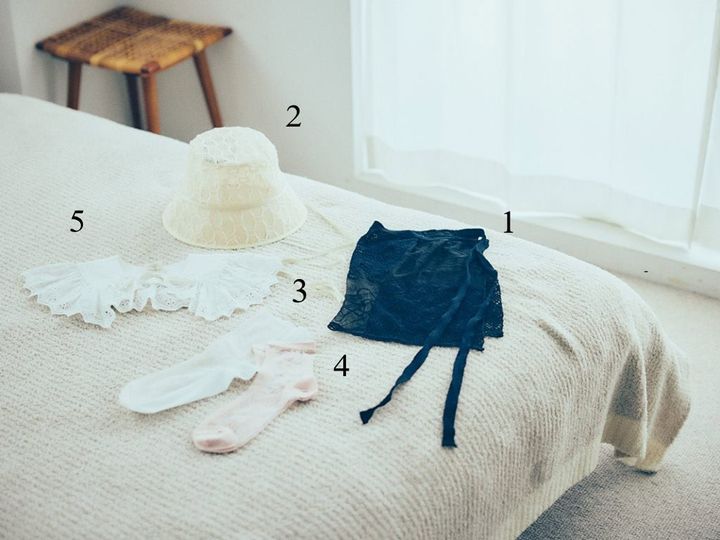 レース小物は大人の装いに浮かない少量が鍵