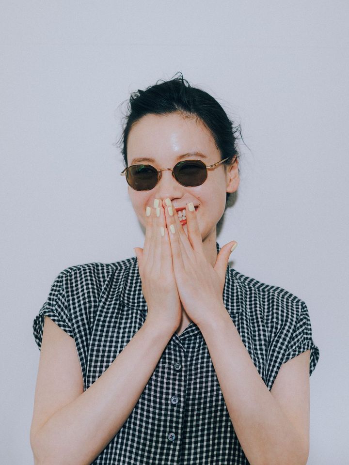 華奢なメタルフレームのサングラス