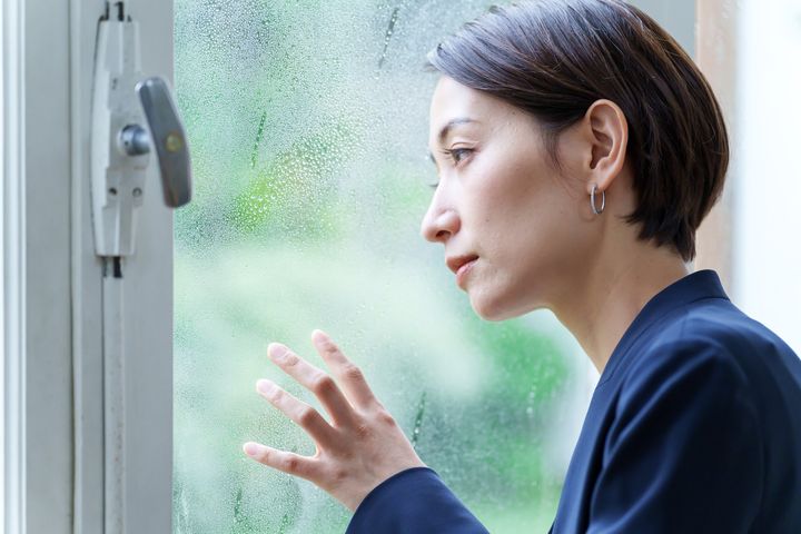 梅雨の時期に気分が沈む原因は？