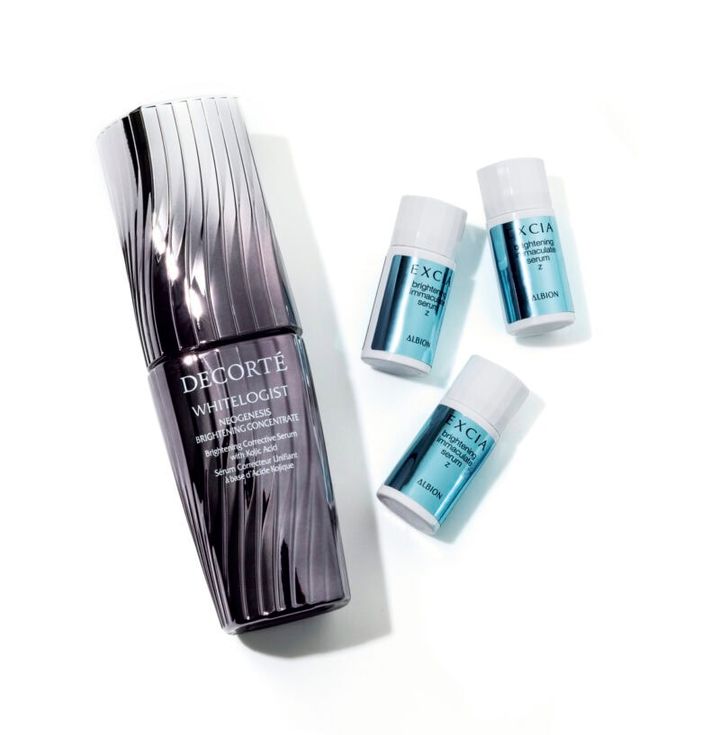 コウジ酸配合の化粧品。エクシア ブライトニング イマキューレート セラムZ〈医薬 部外品〉1.5ｍL×28個 2万7500円（アルビオン）左：ホワイトロジスト ネオジェネシス ブライトニング コンセントレイト〈医薬部外品〉40ｍL 1万6500円 （コスメデコルテ）