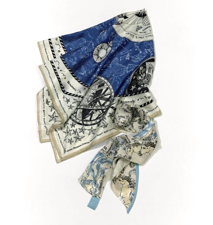 冷房対策や日除けに重宝なシルクスカーフ。洗える素材。スカーフ 右：7700円 左：1万2100円（ともにビューランス／オーロラ） 