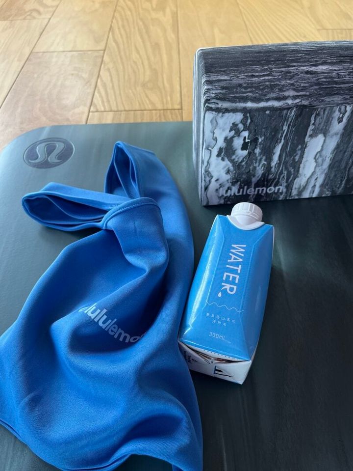 ヨガ前に配られたバッグとお水