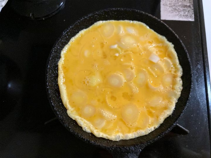 フライパンに卵液を全部流し入れる