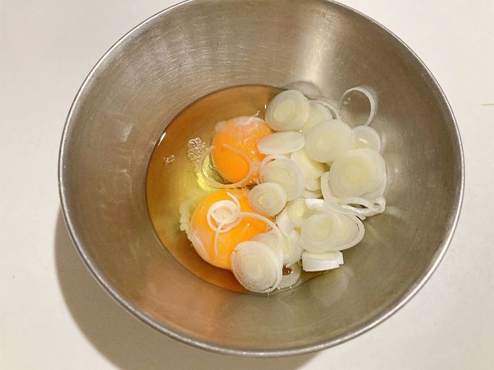 卵と輪切りにした長ねぎを合わせる