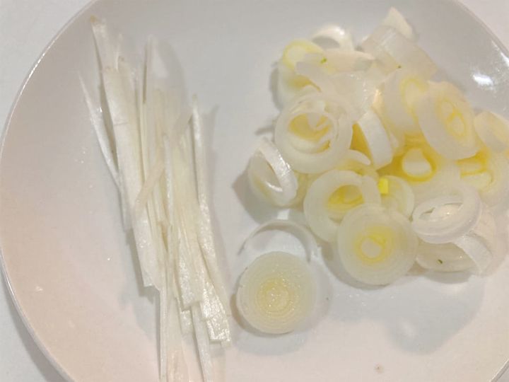長ねぎを切る