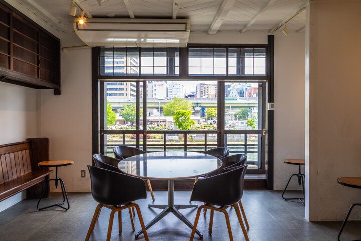 築100年以上の長屋で川を眺めながらのカフェタイムを。北浜の「EMBANKMENT Coffee」
