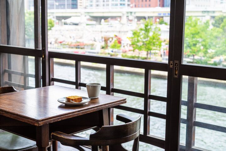 築100年以上の長屋で川を眺めながらのカフェタイムを。北浜の「EMBANKMENT Coffee」