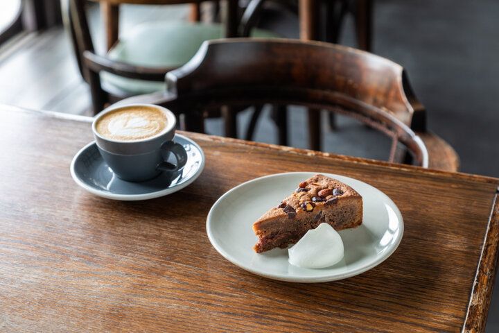 築100年以上の長屋で川を眺めながらのカフェタイムを。北浜の「EMBANKMENT Coffee」