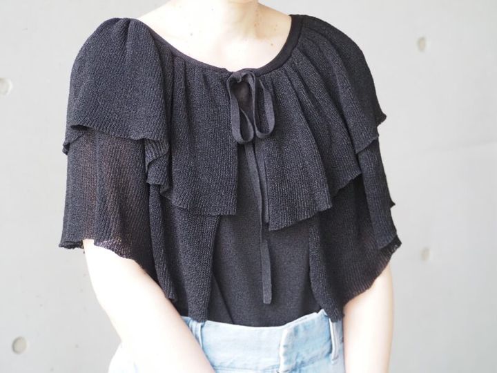 アデュー トリステスのフリルニット