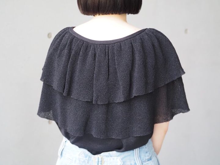 アデュー トリステスのフリルニット