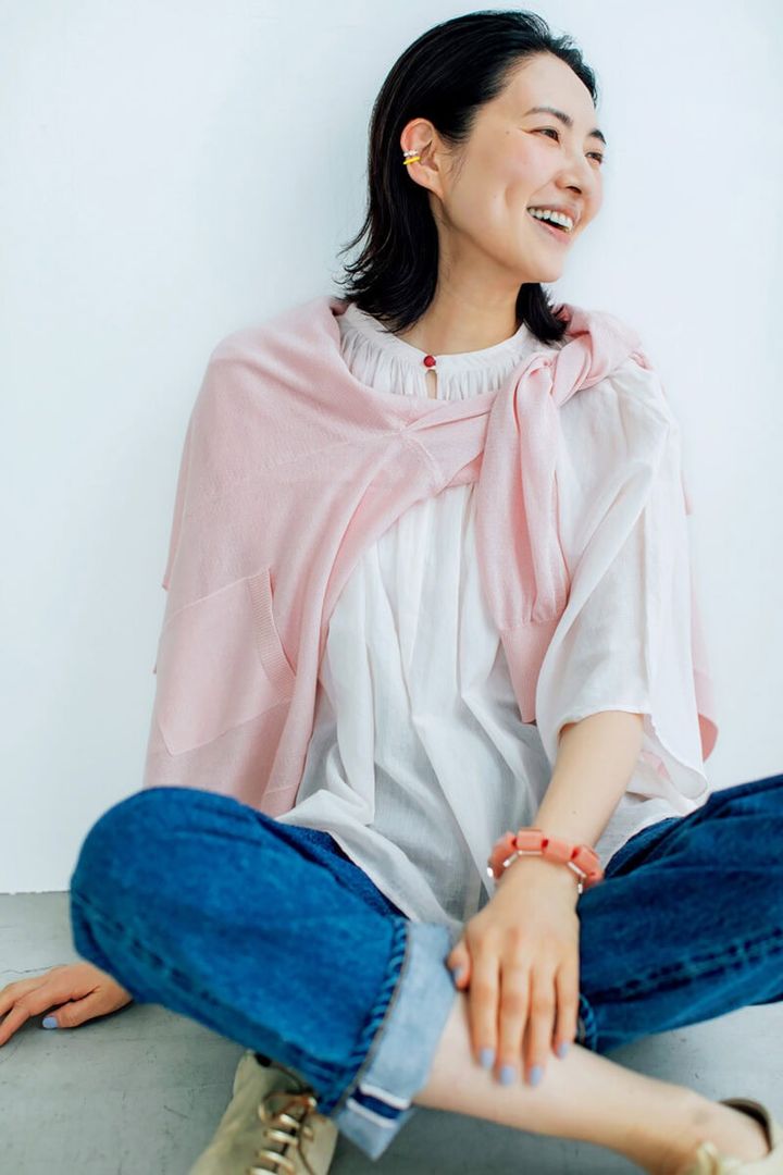 カーディガン￥3,960／クロスファンクション、コットンブラウス￥14,300／コンジェペイエアデュー トリステス、デニムパンツ￥19,800／セット × シップス プライマリー ネイビーレーベル（シップス インフォメーションセンター）、イヤカフ（３個セット）￥9,900、ブレスレット￥10,800／ともにアビステ、シューズ￥27,500／アデュー トリステス