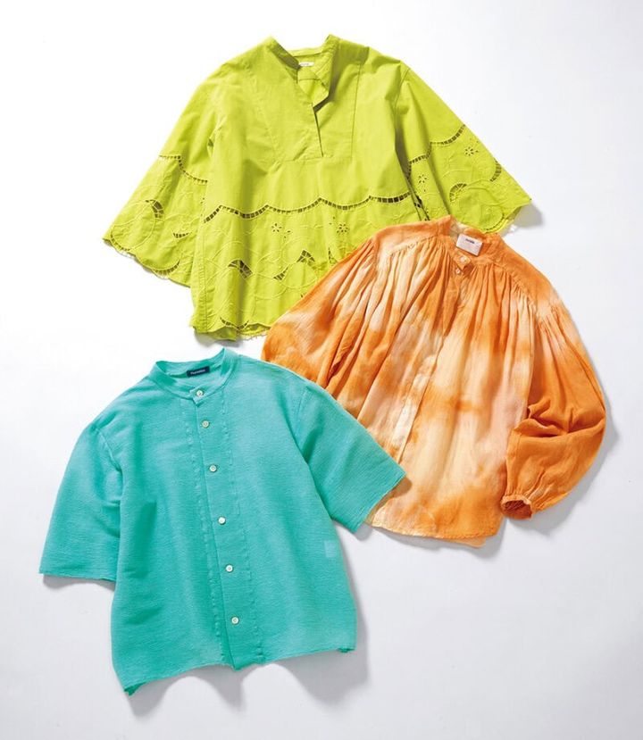 （上）コットンリネンに花モチーフのカットワークレースや刺しゅうをあしらった華やかなデザイン。￥37,400／ハウス オブ ロータス（ハウス オブ ロータス 二子玉川店） （中）肌映りのいいオレンジのコットンシルクのブラウス。ムラ感のある手染めが装いの主役にしたい。 ￥40,700／エンリカ （下）横に細かく入ったシボが特徴的な楊柳コットン素材。さらっとした着心地で吸水速乾性にすぐれ夏まで活躍しそう。 ￥29,700／プランテーション（エイ・ネット）