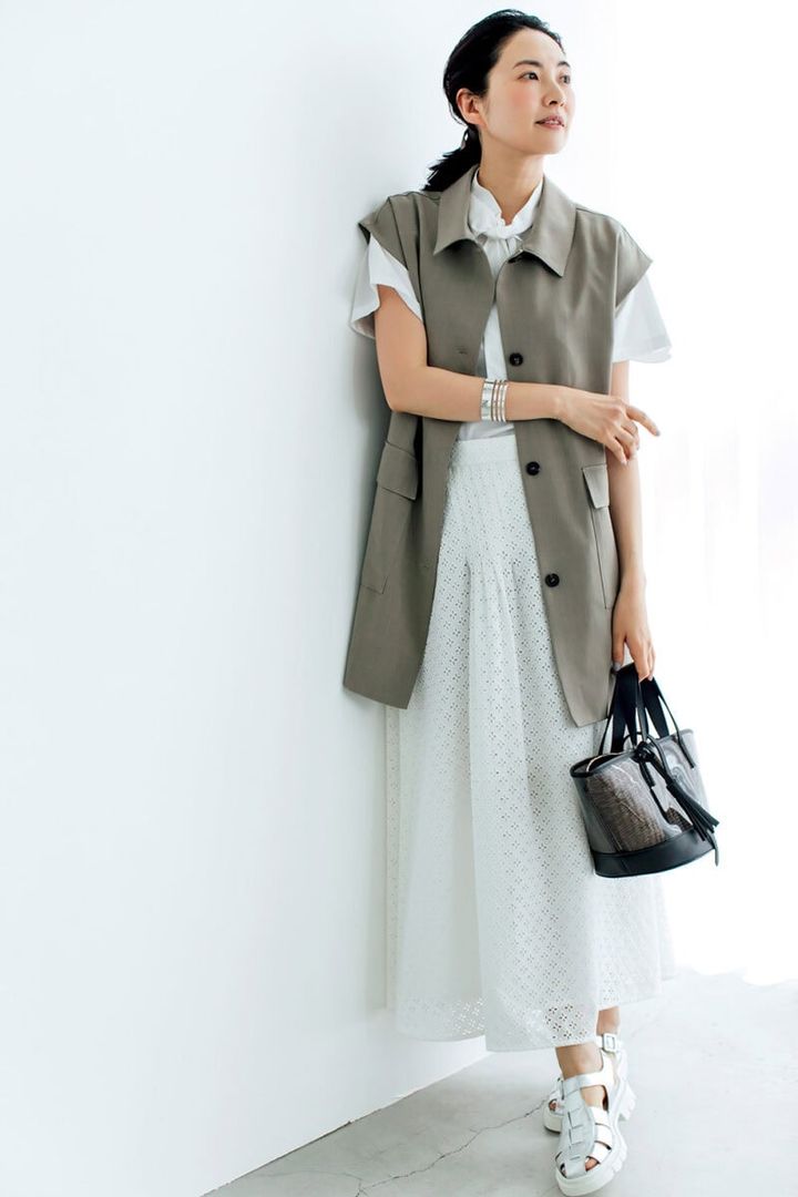 ベルト付きジレ￥5,980／ノアールレーベル（オシャレウォーカー）、ブラウス￥25,300／ネル（シップス インフォメーションセンター）、スカート￥46,200／プレインピープル（プレインピープル青山）、バッグ￥24,200／ザバグマティ（セムインターナショナル）、サンダル￥44,770／ルカグロッシ（ダニュウ）、バングル￥7,830／アビステ