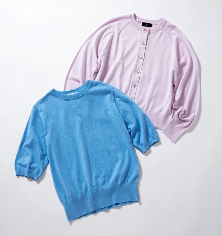 （上）春らしく上品なラベンダーのカーディガン。夏の冷房対策でも活躍。 ￥18,700／シップス プライマリー ネイビーレーベル（シップス インフォメーションセンター） （下）肌触りが柔らかなコットンカシミアニット。清涼感のあるパステルブルーで、きれいめカジュアルに。 ￥15,400／ハリス（金万）