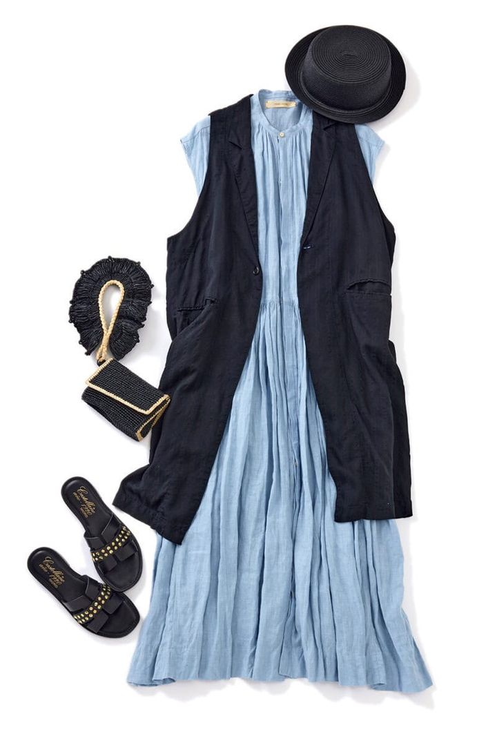 ベルト付きジレ￥39,600／パドカレ（パドカレ六本木）、リネンワンピース￥69,300／スズキ タカユキ、帽子￥12,100／ベネリ モンタコーネ（セムインターナショナル）、バッグ￥26,400／メゾン エタアッシュ パリ（プレインピープル青山）、サンダル￥36,300／カステラーノ（フラッパーズ)