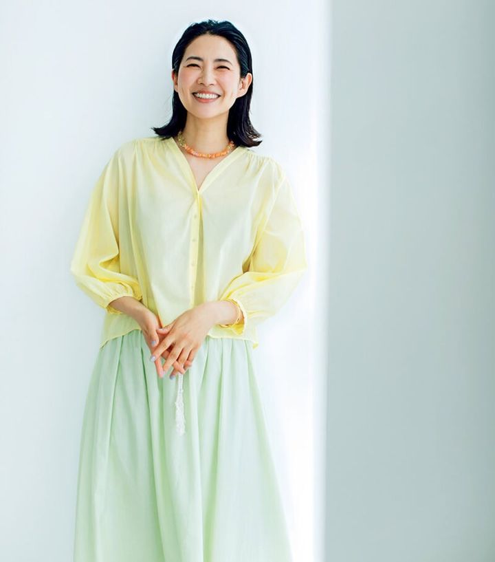 コットンシルクブラウス￥26,400／ティッカ、ラミー混スカート￥33,000／プレイ ンピープル（プレインピープル青山）、ネックレス￥28,600／スティーン（フラッパーズ)、バングル￥7,700／アビステ