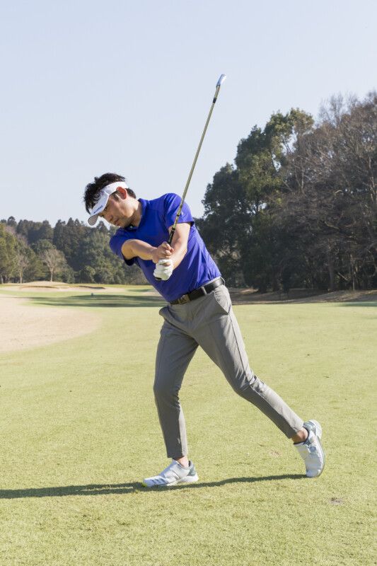 傾斜に刺さらず振り抜くコツは？アイアンショットの苦手克服レッスン