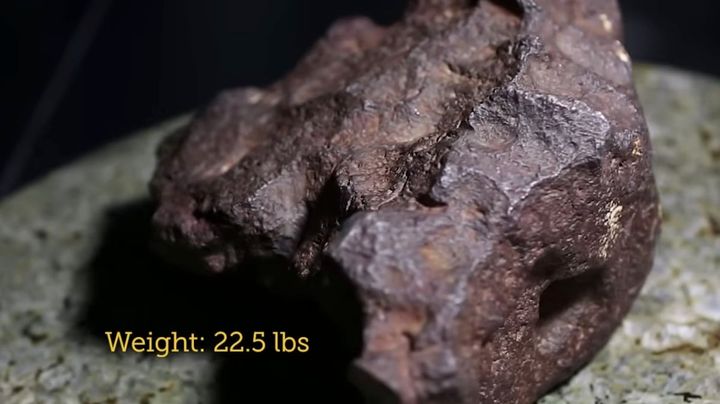 農場に落下しドアストッパーとして使われてきた隕石（22.5lbs＝約10.2kg）