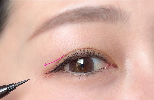 目尻側は並行にスッと引き、下向きにならないようにする