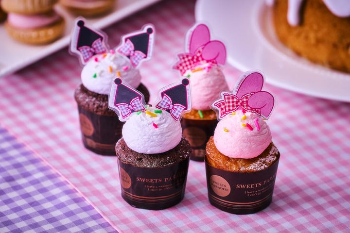 右：カップケーキ プレーン （レモン風味）左：カップケーキ チョコ （オレンジ風味）