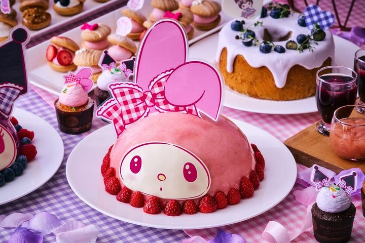 いちごムース（バニラムースといちごムース、ベリーのゼリー）