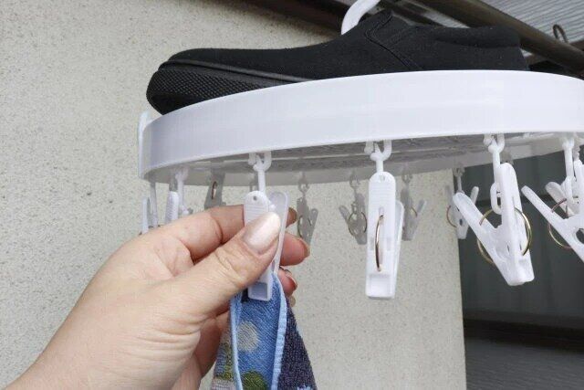 ダイソー シューズが干せるピンチ付ハンガー（16ピンチ）