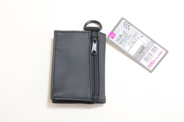 ダイソー 三つ折り財布 商品タグ