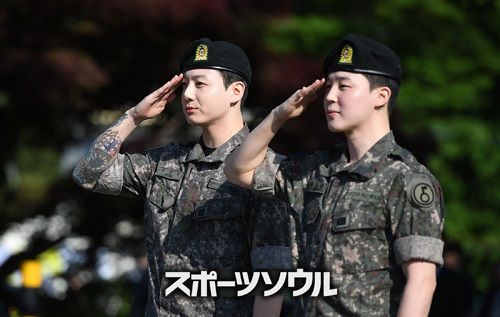 6月11日、除隊したJUNG KOOK（左）とJIMIN