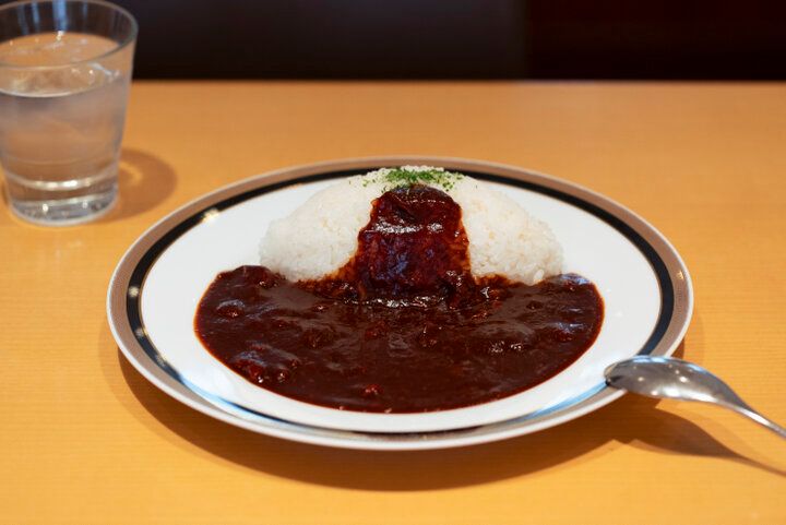 日本橋・老舗書店「丸善」のカフェでほっとひと息～元祖ハヤシライスや文豪の小説にヒントを得たレモンケーキって？～