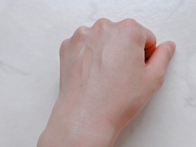 アベンヌ シカルファットプラスリペアミルク 塗った後の手の甲