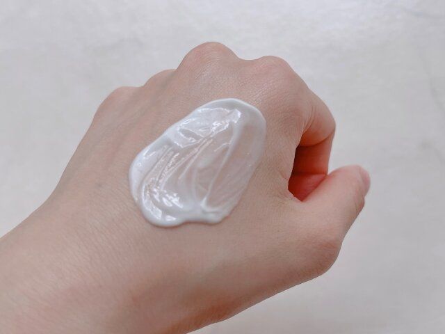 アベンヌ シカルファットプラスリペアミルク 手の甲に付ける