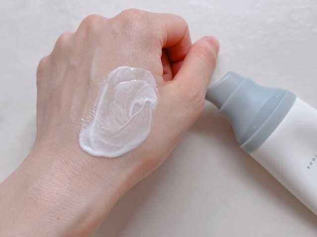 SKIN1004 ヒアルーシカウォーターフィットサンセラム 手の甲に付ける