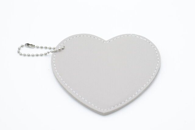 ダイソーのミラーキーホルダーのハートはくすみカラーが可愛い