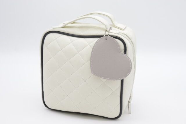 ダイソーのハートのミラーキーホルダーはメイクポーチにおすすめ