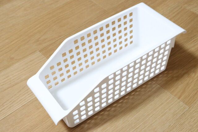 ダイソーのブリッジバスケットの前開きスリム、ホワイト