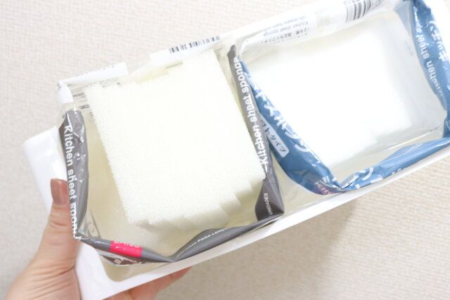 ダイソーのブリッジバスケットはダイソーの食器用スポンジが2個ぴったり収納できる