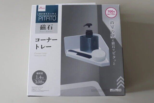 ダイソーのコーナートレー（バス用マグネット）のパッケージ