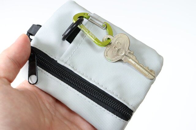 ダイソーの鍵が付けられるストラップ付 ウォレットミニポーチ